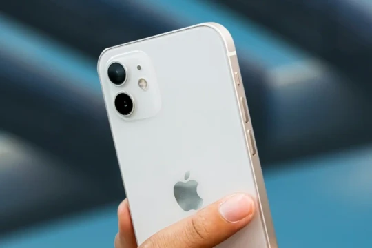 iPhone 5G giá hơn 5 triệu: Màn OLED, chip A14 "vẫn ngon" trong năm 2026