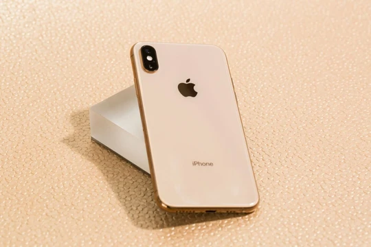 Chiếc iPhone màn lớn đầu tiên của Apple giá chỉ 5 triệu: Thiết kế cao cấp, camera vẫn cực mượt