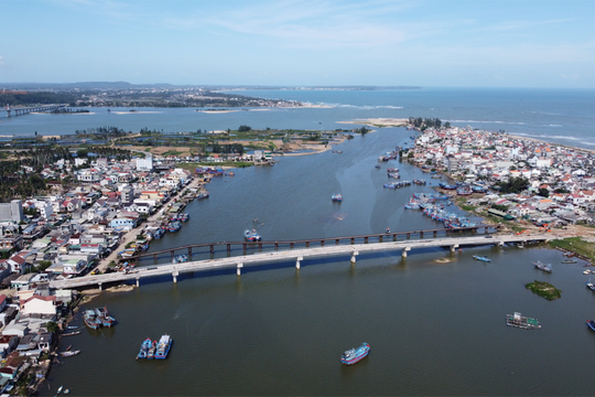 Diện tích 34,7 km2, dân số hơn 49 nghìn người, Quảng Ngãi đang hình thành một “đô thị tương lai” ven biển