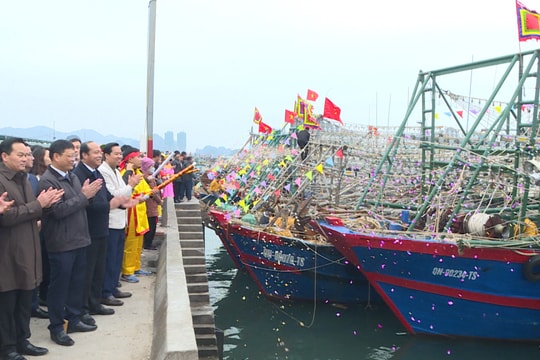 Hàng trăm tàu rời bến sau lễ đầu xuân - Nét văn hóa biển đặc trưng của Quảng Ninh
