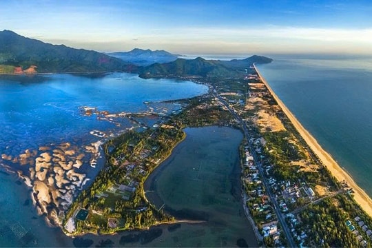 Một vùng đất hơn 261 km² ở phía Nam Huế đang nổi lên với vai trò "cửa ngõ ra biển" nhờ sở hữu cảng nước sâu và vịnh đẹp