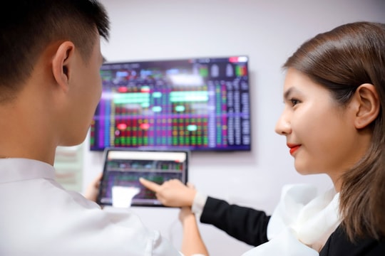 Bluechip đồng loạt hạ nhiệt, dòng tiền tìm đến cổ phiếu "họ" Viettel