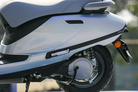 Cầm lái mẫu xe điện mới nhất nhà Honda: Công nghệ hiện đại, sạc nhanh, di chuyển 120km/lần sạc