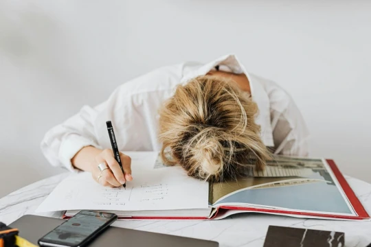 Vì sao bạn luôn buồn ngủ sau bữa trưa, dù ngủ đủ giấc?