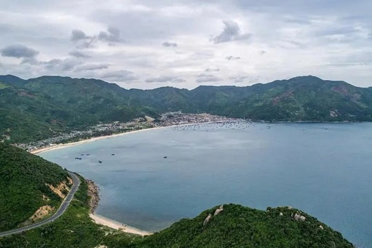 Nằm cạnh vịnh Vân Phong, vùng đất 171 km² của Khánh Hòa đang dần trở thành điểm hội tụ của đô thị, du lịch và kinh tế biển