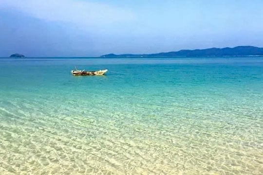 Du lịch từ A tới Z: Cách Hà Nội chỉ hơn 4 tiếng đi xe, có một "viên ngọc xanh" sở hữu những bãi cát trắng thơ mộng và làn nước trong nhìn rõ đáy