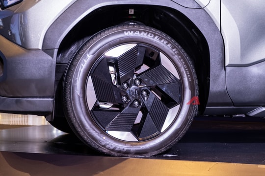SUV điện nhà Suzuki xuất hiện tại Hà Nội: Sẵn sàng mở bán, chạy gần 430 km/sạc, nội thất màn hình kép hiện đại