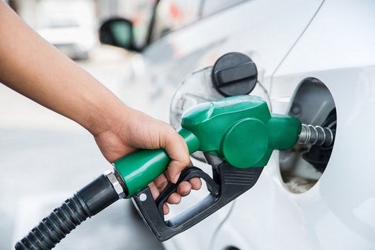 Bán gấp 3 lần trước giờ tăng giá, doanh nghiệp xăng dầu lộ dấu hiệu bất thường
