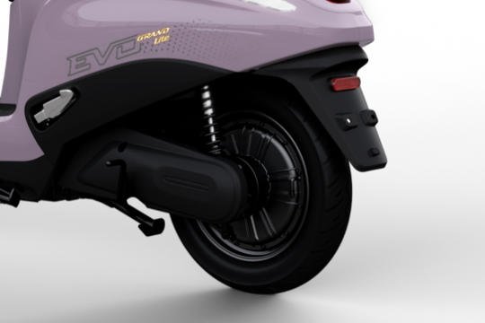 Cầm lái mẫu xe máy điện VinFast: Đi hơn 200km/lần sạc có đủ thay thế xe xăng?