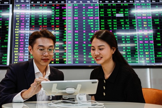 Chứng khoán phiên sáng 7/4 giảm nhẹ, điểm sáng tại cổ phiếu VIC cùng LPB