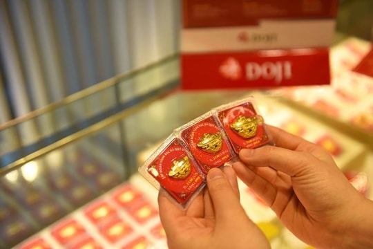 Giá vàng “đảo trạng thái”, tình hình mua bán vàng của người dân giờ ra sao?