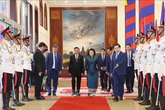 Lễ đón trọng thể Ủy viên Bộ Chính trị, Thường trực Ban Bí thư Trần Cẩm Tú thăm chính thức Vương quốc Campuchia