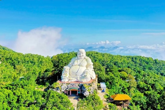 Không phải Sa Pa, Núi Cấm gây bất ngờ với một “nóc nhà miền Tây” rất khác