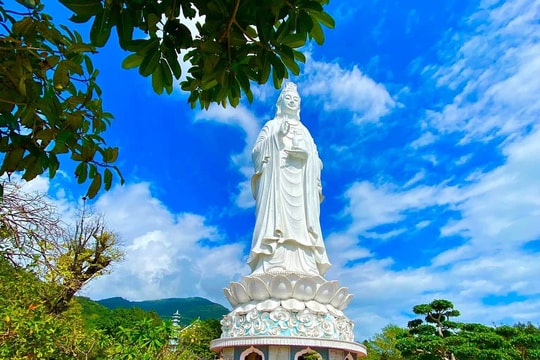 Giữa mênh mang trời biển, nơi này như một khoảng lặng rất riêng của Đà Nẵng