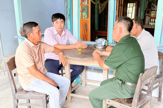 Ở tuổi U60, người nông dân An Giang đang "nuôi sầu riêng bằng điện thoại", cho ra trái to, thơm và bán đắt hàng