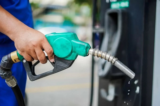 Giá xăng dầu hôm nay 18/4: Giảm rất mạnh, trong nước ở mức thấp