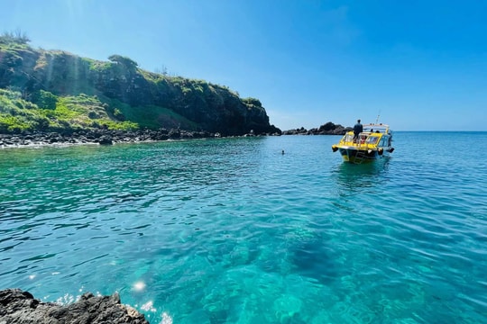 Một hòn đảo ở miền Trung gây bất ngờ với biển xanh trong và ghềnh đá kỳ thú như Bali