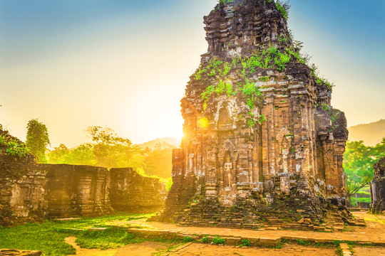 Giữa núi rừng miền Trung có một “Angkor Wat của Việt Nam” phủ rêu phong hơn 1.000 năm