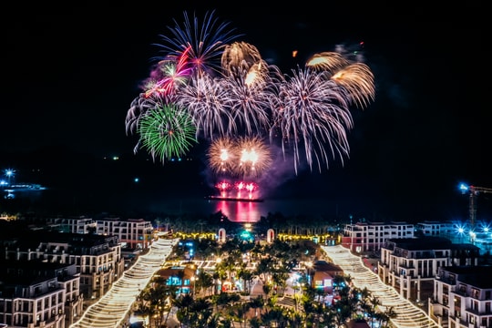 Đêm khai trương VUI-Fest Cát Bà: Hàng nghìn du khách “đổ bộ”, vịnh trung tâm rực sáng không ngủ