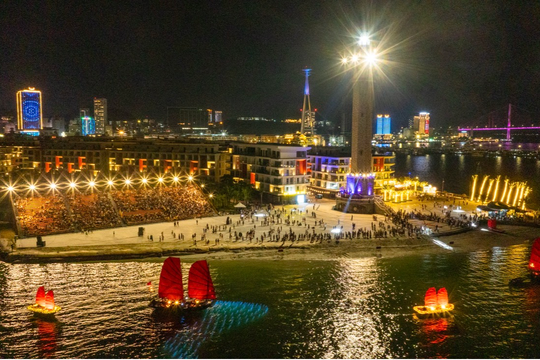 Hàng nghìn du khách đổ về “thương cảng” VUI-Fest Ha Long ngày khai trương