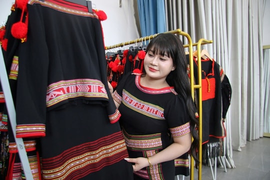 Từ buôn làng Tây Nguyên, cô gái trẻ mạnh dạn khởi nghiệp, đưa thổ cẩm bước ra phố thị