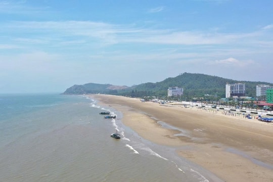Bãi biển “giấu mình” sát Sầm Sơn: Nước xanh như ngọc, yên bình hiếm thấy giữa lòng Thanh Hóa