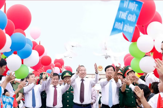 Tổng Bí thư, Chủ tịch nước dự Lễ Thượng cờ "Thống nhất non song"