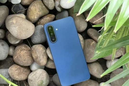 Smartphone "quốc dân" mới của Samsung gây chú ý với màn AMOLED, AI Gemini: Giá chưa tới 6 triệu