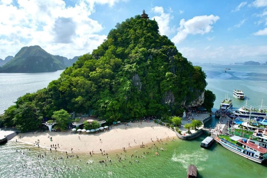 Bãi biển mang tên nhà du hành vũ trụ giữa vịnh Hạ Long: Nhỏ nhưng lọt top đẹp nhất thế giới