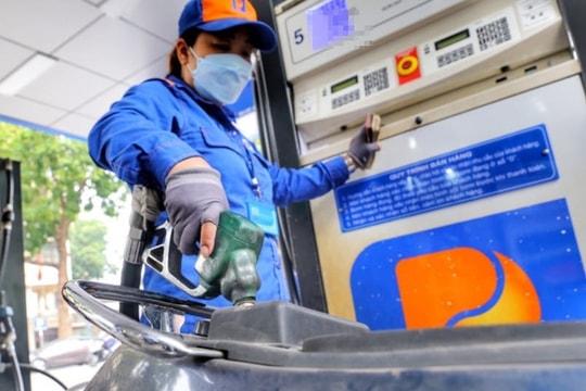 Giá xăng dầu hôm nay 4/5/2026: Giảm xuống mức thấp kỷ lục
