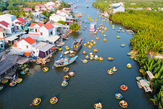 Lọt top làng đẹp nhất thế giới, ngôi làng miền Trung này hút khách với rừng dừa và thuyền thúng độc đáo