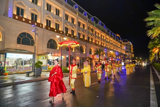 Từ sức nóng của show nhạc nước vạn người đến 'cú hích' lộ diện 5 tòa tháp biểu tượng tại Regal Legend
