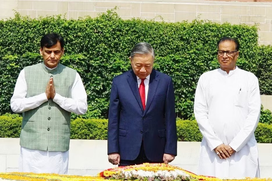 Tổng Bí thư, Chủ tịch nước Tô Lâm đặt vòng hoa tại Khu tưởng niệm Mahatma Gandhi và Tượng Chủ tịch Hồ Chí Minh