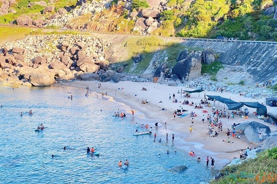 Một bãi biển ở Việt Nam đang khiến dân mê xê dịch “phát sốt” vì quá giống trời Tây