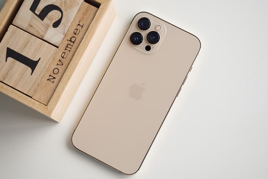 iPhone 12 vẫn là "vua" iPhone màn OLED giá rẻ, iPhone 12 Pro Max 3 camera xuống giá sâu