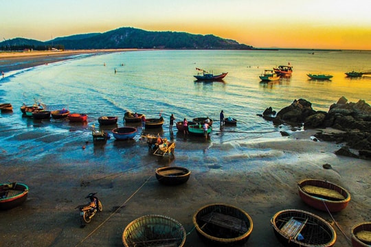 Không chỉ có biển đẹp, Cửa Lò còn có một làng chài hơn trăm năm tuổi thức giấc từ 4 giờ sáng