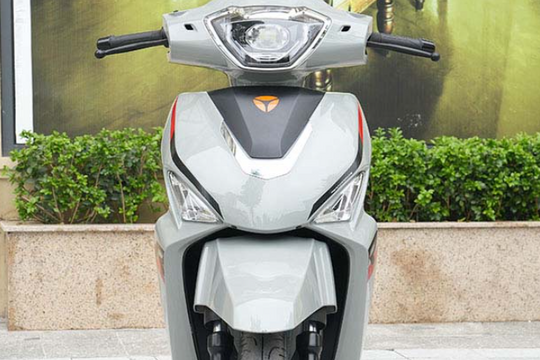 Một ngày đi làm với mẫu xe điện dáng quen như xe ga, đi xa tới 100km/h