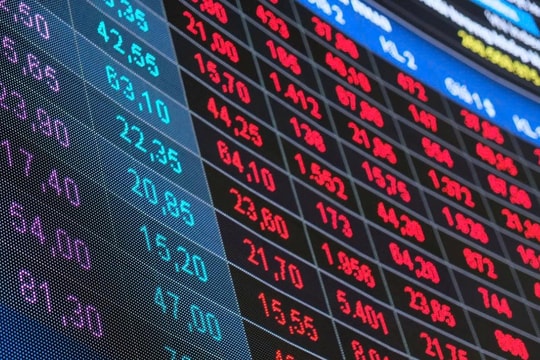 VN-Index mất gần 20 điểm phiên đầu tuần, dòng tiền chọn lọc ở nhóm dầu khí, hạ tầng và Gelex