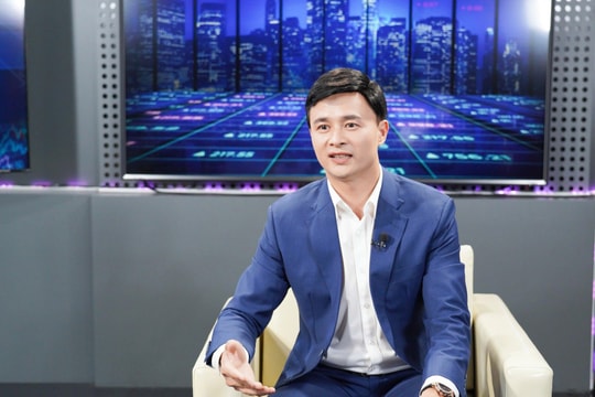 Thị trường chứng khoán lên cao, vì sao nhiều nhóm cổ phiếu vẫn bị “bỏ lại”?