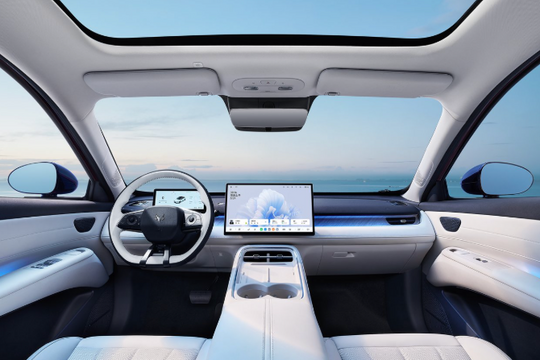 Mẫu sedan điện giá chỉ 251 triệu: Công nghệ hiện đại, đi xa gần 700km/lần sạc