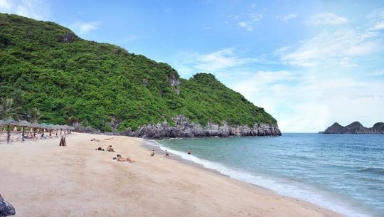 Có một bãi biển ở Cát Bà không quá đông đúc: Nước xanh trong và yên bình hiếm thấy giữa mùa hè