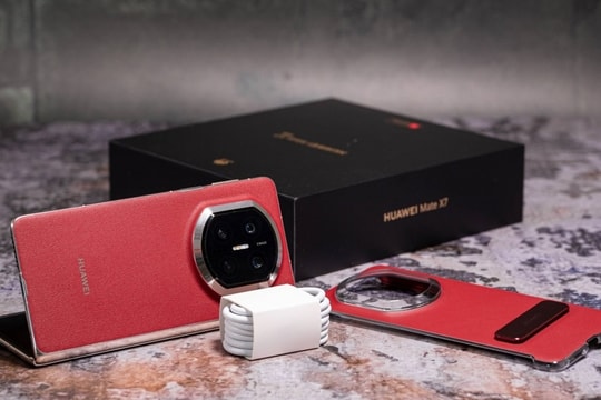 Đây là chiếc điện thoại gập giá hơn 42 triệu đồng: Màn hình OLED 8 inch, camera Ultra Lighting 50MP