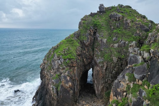 Việt Nam có hang biển hoang sơ đẹp như phim: Nằm cheo leo trên vách đá, view thẳng ra đại dương xanh ngắt