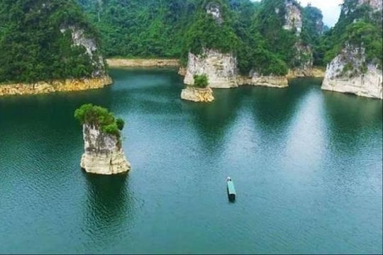 Có một “Vịnh Hạ Long trên núi” ở Việt Nam: Non nước xanh biếc, sương phủ quanh năm giữa đại ngàn
