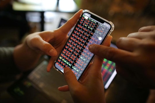Dòng tiền xả mạnh cổ phiếu nhóm năng lượng, VN-Index lùi về sát mốc 1.910 điểm