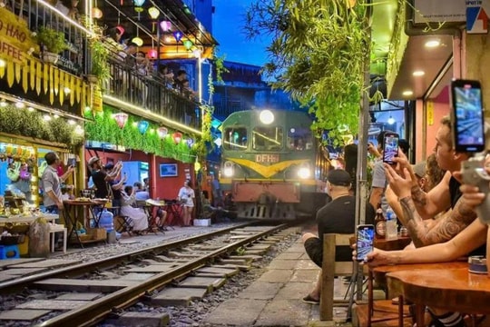 Con phố đặc biệt ở Hà Nội được báo Tây ví: “Đến Việt Nam mà bỏ qua giống như tới Paris không xem tháp Eiffel”