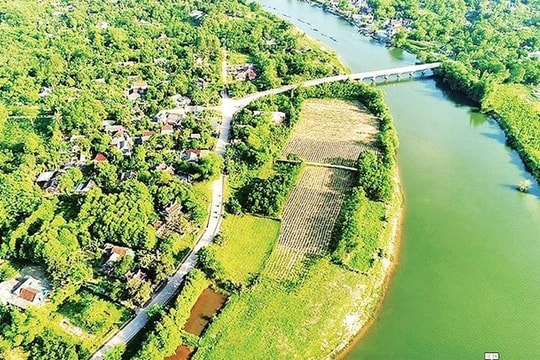 Ngôi làng cổ hơn 550 năm mang hình “bầu rượu” độc đáo giữa xứ Huế, sở hữu hàng chục nhà rường trăm tuổi