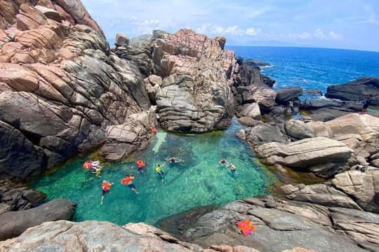Hòn đảo hoang sơ tựa “con tàu đá” giữa biển Quy Nhơn Đông, sở hữu bãi đá kỳ lạ được gọi là “đá đẻ”