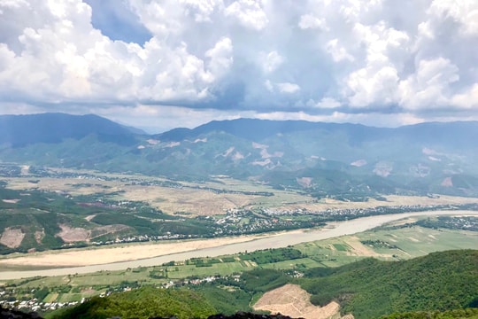 Thung lũng được ví như “Đà Lạt của Đà Nẵng”: Nằm dưới chân núi cao 830m, sáng sớm mây phủ trắng trời