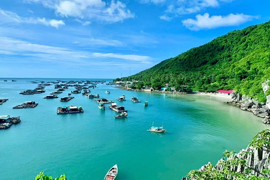 Hòn đảo được ví như “tiểu Hạ Long phương Nam”: Có tượng Phật cao 20m giữa núi đá, nhiều hang động kỳ bí